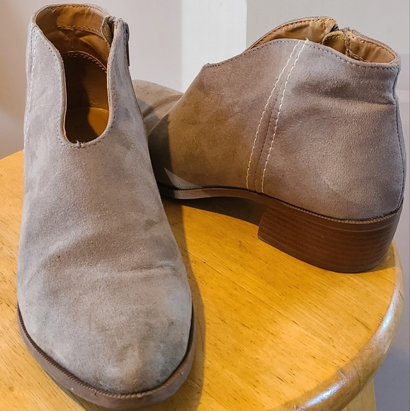 Qupid Taupe tan suede ankle booties 7.5 - Picture 3 of 9